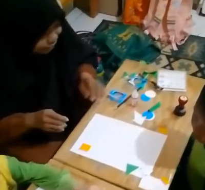 Kegiatan Menggunting dan Menempel Bentuk Geometri